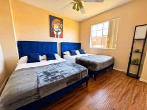 En eller flere senge i et værelse på Spacious 4BR Fam Retreat King Bed WIFI And Parking