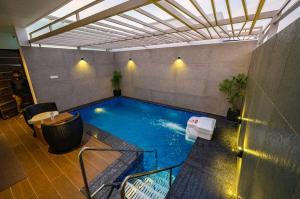 Bazén v ubytování S R Pool Suites nebo v jeho okolí