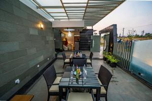 En balkong eller terrasse på S R Pool Suites