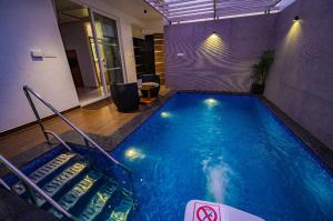 Bassenget på eller i nærheten av S R Pool Suites