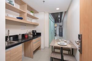 O bucătărie sau chicinetă la The Grid Co-Living Managed by HII