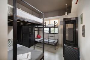 Un pat sau paturi într-o cameră la The Grid Co-Living Managed by HII