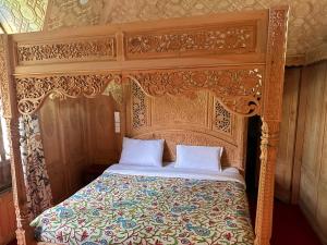 Ένα ή περισσότερα κρεβάτια σε δωμάτιο στο Wangnoo paradise luxury houseboat