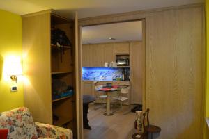 a living room with a kitchen and a dining room at Appartamento Chappelette in Breuil-Cervinia