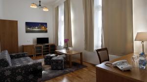 TV a/nebo společenská místnost v ubytování Hotel Pod Zeleným Dubem + 37 fotografií