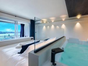 Bazén v ubytování LOVE IN Bandol - Balneo & Vue Mer nebo v jeho okolí