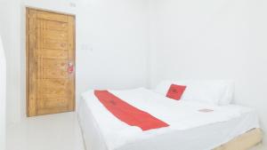 Postel nebo postele na pokoji v ubytování RedDoorz at Alaminos Pangasinan
