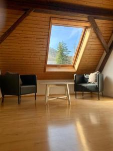Una habitación con dos sillas y una mesa y una ventana. en Haus Alkmene, en Bodman-Ludwigshafen