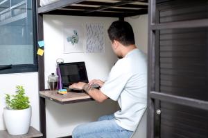 Oaspeți care stau la The Grid Co-Living Managed by HII