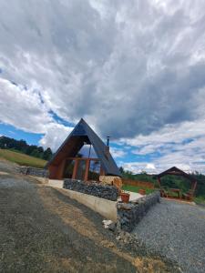 FăgetCabanA-lupu的碎石路上的一座蓝色屋顶的小房子