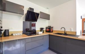 Η κουζίνα ή μικρή κουζίνα στο Lovely Home In Grentheville With Wifi