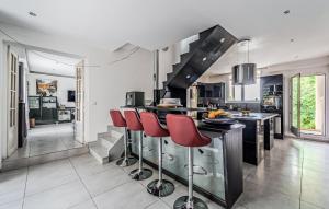 Η κουζίνα ή μικρή κουζίνα στο Beautiful Home In Pierrefitte-Sur-Seine