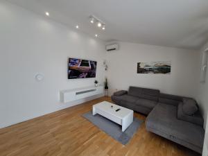 Una sala de estar con un sofá y una mesa de café. en luxury apartment on top floor, en Podstrana