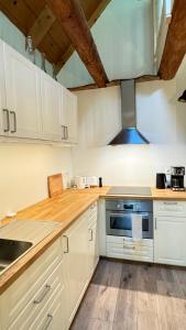 Una cocina o cocineta en Juaniz 17 fotos más