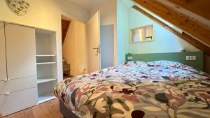 Una cama o camas en una habitación de Juaniz