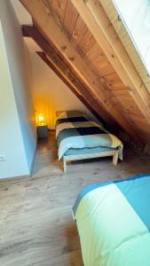 Un dormitorio con una cama en un ático en Juaniz, en Tolmin