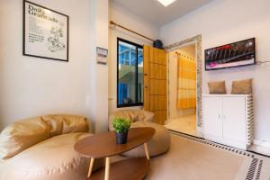 a living room with a table and two chairs at Talay Pool Villa Jomtien in Jomtien Beach