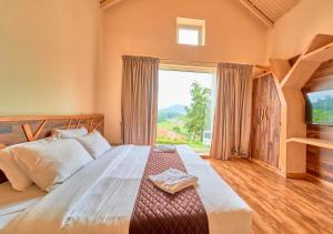 Postel nebo postele na pokoji v ubytování AJ Gable Clouds Ooty by VOYE HOMES - Serene Stay Near Avalanche Emerald Lake
