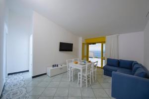 Телевизор и/или развлекательный центр в Terrazza sul mare