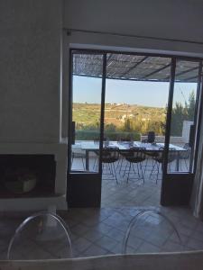 Elle offre une vue sur une terrasse avec une table et des chaises. dans l'établissement Villa Bohèmia, à Essaouira