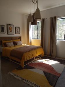 une chambre avec un lit et deux fenêtres dans l'établissement Villa Bohèmia, à Essaouira 14 autres photos