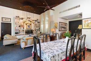 バンタオビーチにあるBaan Mandala Villa 4のテーブルと椅子のあるダイニングルーム