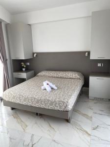 ein Schlafzimmer mit einem Bett, auf dem zwei weiße Handtücher liegen in der Unterkunft Acrita rooftop in Zambrone