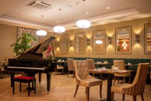 Khu vực ghế ngồi tại The Kingsley Hotel