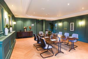 Khu vực ghế ngồi tại The Kingsley Hotel