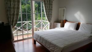 Postel nebo postele na pokoji v ubytování Suriyan Villa Erawan Kanchanaburi สุริยัน วิลล่า เอราวัณ กาญจนบุรี