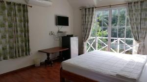 Postel nebo postele na pokoji v ubytování Suriyan Villa Erawan Kanchanaburi สุริยัน วิลล่า เอราวัณ กาญจนบุรี