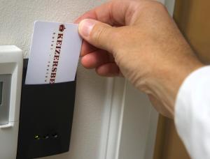 a person is pressing a lightswitch with a piece of paper at Hotel Restaurant Keizersberg in Elsendorp