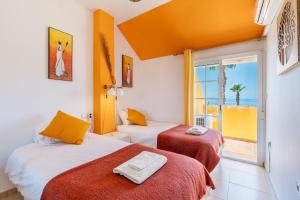 Un pat sau paturi într-o cameră la The Beach House at Playa Salobreña +21 fotografii