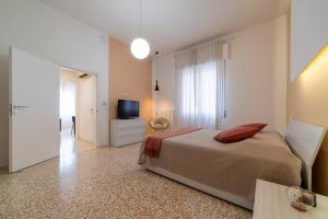 ボローニャにあるCasa DAURA - Your comfortable apartment in Bologna - Parkingのベッドと薄型テレビのある寝室