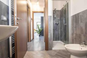 un bagno con doccia, lavandino e WC di Gentle House a Cavallasca Altre 26 foto