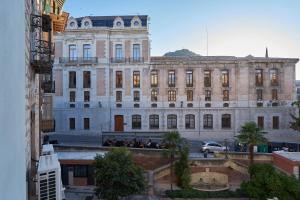 a large building with people in front of it at La Carrera 7 - Baños Árabes - Parking sujeto a disponibilidad in Jaén