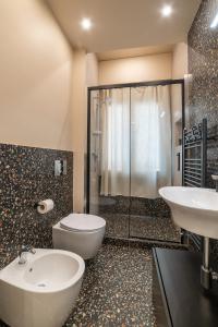 ボローニャにあるCasa DAURA - Your comfortable apartment in Bologna - Parkingのトイレ、洗面台、シャワー付きのバスルーム +18枚の写真
