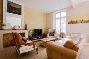 ein Wohnzimmer mit Couch und Kamin in der Unterkunft Duplex joliment décoré et sa cour ensoleillée in Saint-Martin-de-Ré
