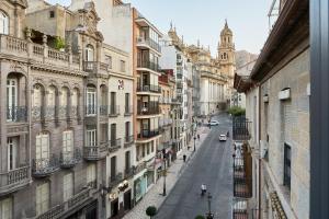 an empty street in a city with buildings at La Carrera 7 - La Catedral - Parking sujeto a disponibilidad in Jaén