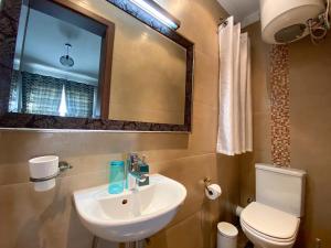 Ένα μπάνιο στο KIMRAY Boutique Apartment - Indulge in Comfort, Embrace Tranquility