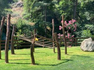 Zahrada ubytování Mountain Glamping Cabin With Kids Playground and Pool