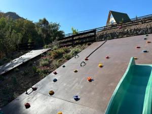 Fotografie z fotogalerie ubytování Mountain Glamping Cabin With Kids Playground and Pool v destinaci Arakapas