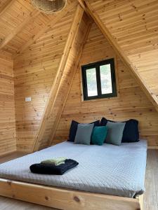 Postel nebo postele na pokoji v ubytování Mountain Glamping Cabin With Kids Playground and Pool