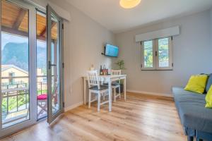 TV/trung tâm giải trí tại Casas das Hortas, Apartamento Vista Serra e Mar