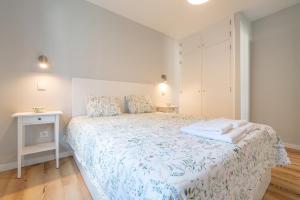 Giường trong phòng chung tại Casas das Hortas, Apartamento Vista Serra e Mar