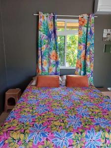 Postel nebo postele na pokoji v ubytování Keamana Lodge 1 + 4 fotografie