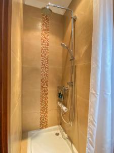 Ένα μπάνιο στο KIMRAY Boutique Apartment - Indulge in Comfort, Embrace Tranquility