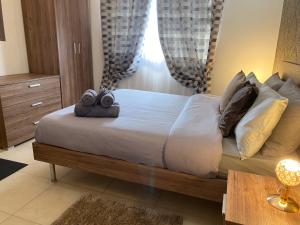 Ένα ή περισσότερα κρεβάτια σε δωμάτιο στο KIMRAY Boutique Apartment - Indulge in Comfort, Embrace Tranquility