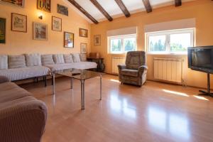 een grote woonkamer met banken en een televisie bij VILLA VALKANE PET FRIENDLY 150m FROM THE STUNNING VALKANE BEACH, City indoor pools-fitness and City mall in Pula +34 foto's