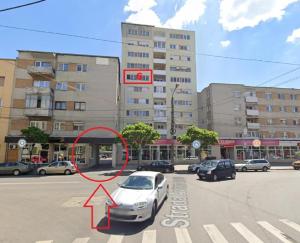 Ein weißes Auto steht auf einem Parkplatz. in der Unterkunft The performant in Satu Mare